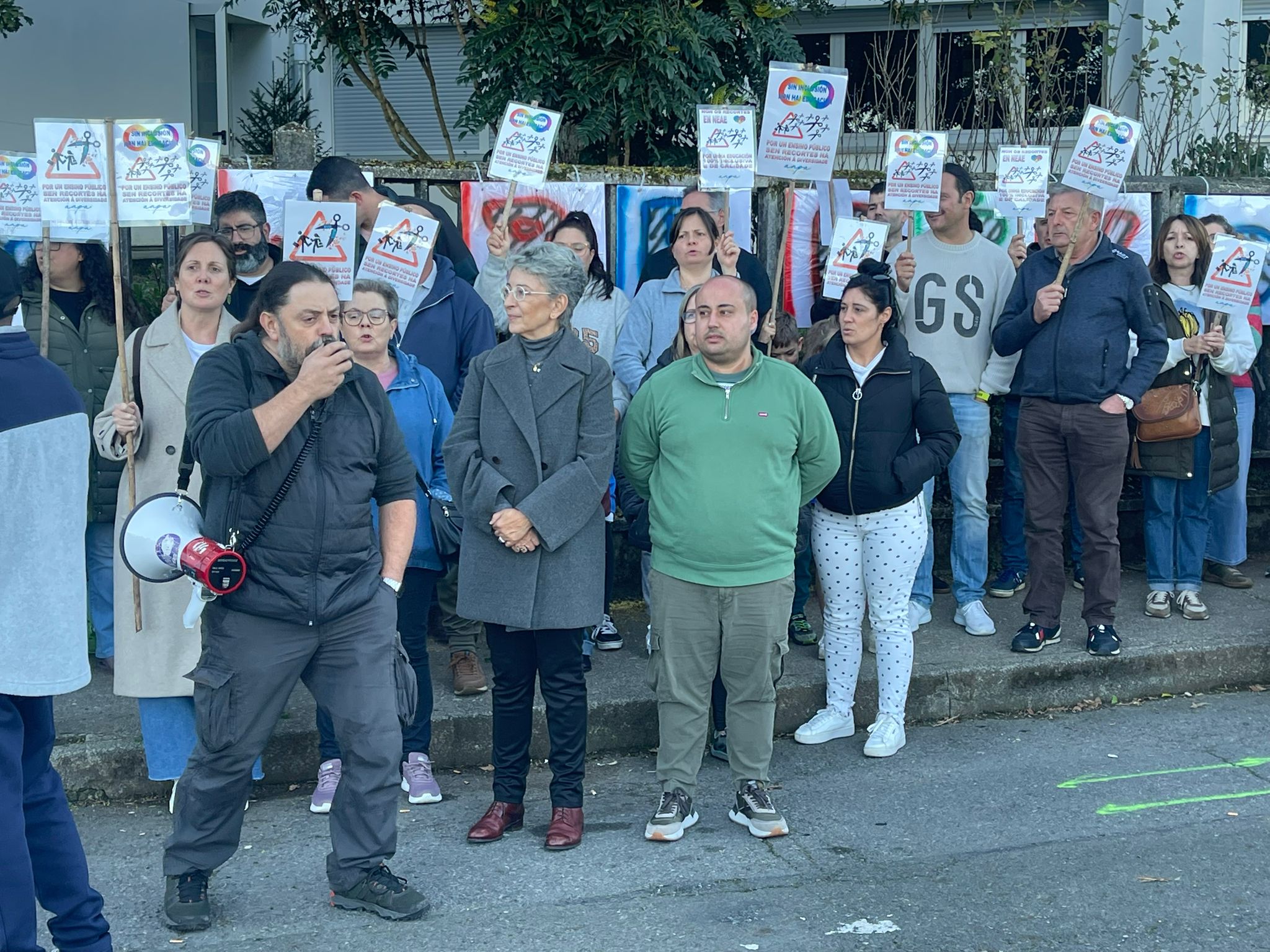 Silvia Longueira acude á concentración da ANPA do IES de Curtis contra os recortes na atención á diversidade