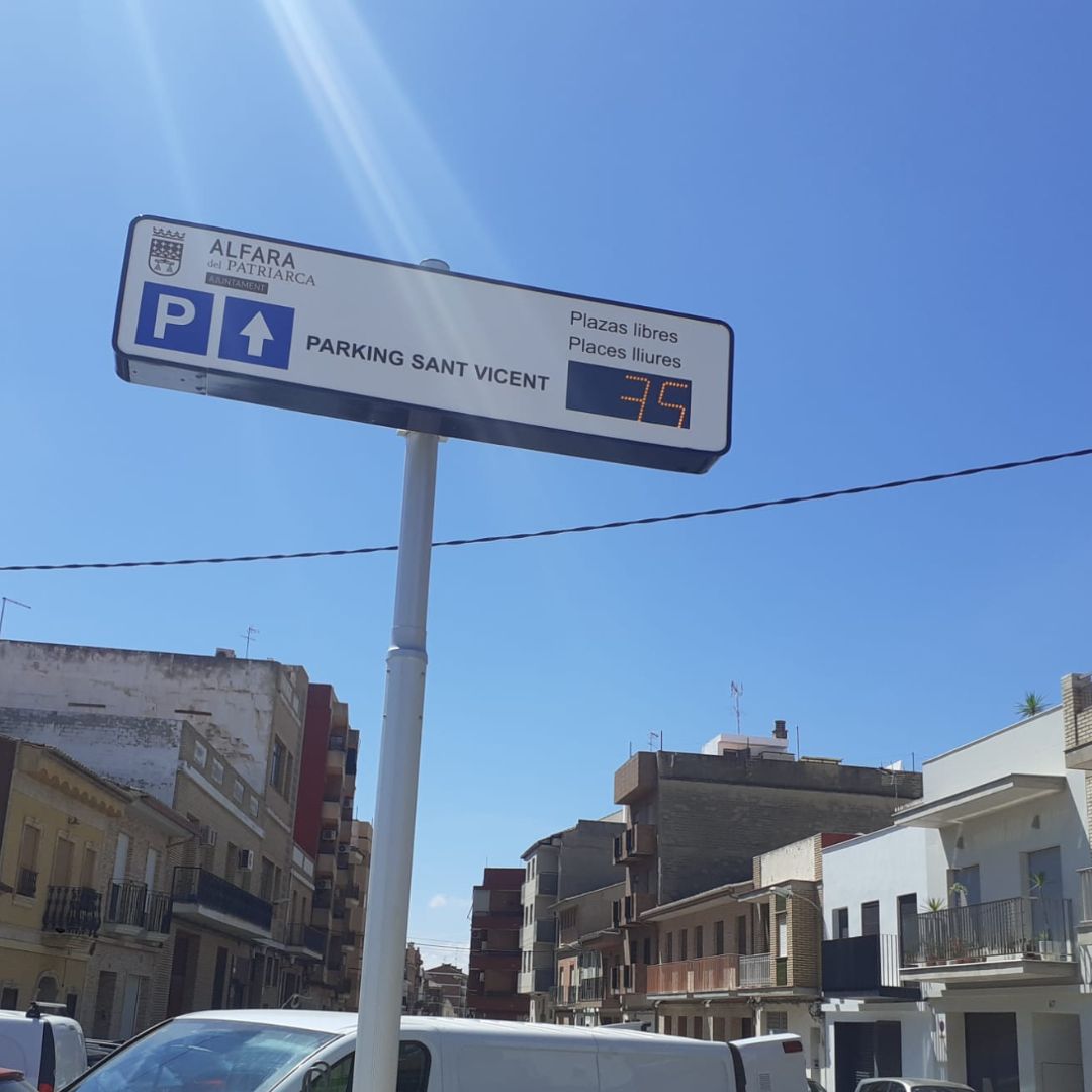 Aplicació per conèixer el número de llocs d'aparcament en temps real
