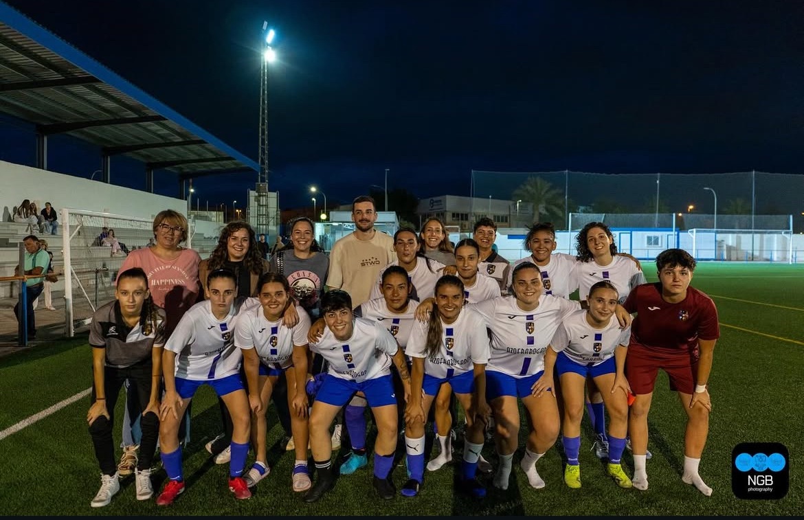 EL PSOE DE ALGUAZAS MUESTRA SU APOYO AL FÚTBOL FEMENINO LOCAL EN EL DEBUT DEL ALGUAZAS VETERANAS FC