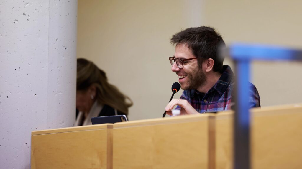 El vocal vecino del Grupo Socialista, Jorge Osma, en una foto de archivo del pleno de diciembre de 2025. (Alan Cohen/Diario Barajas Alameda)