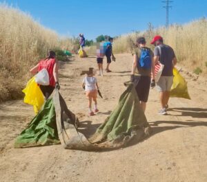 "alt="Personas colaborando en la primera jornada de limpieza en Burguillos de Toledo"