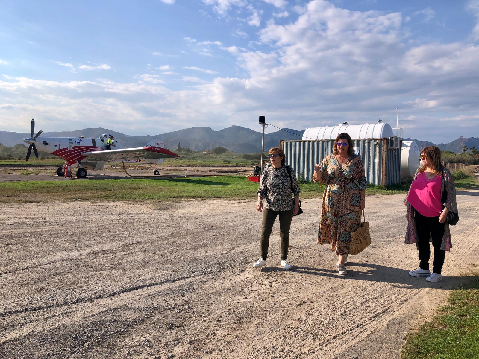 Begoña Carrasco y Carlos Mazón desmontan los medios de emergencias de la base del aeródromo de Castelló en plena campaña de incendios