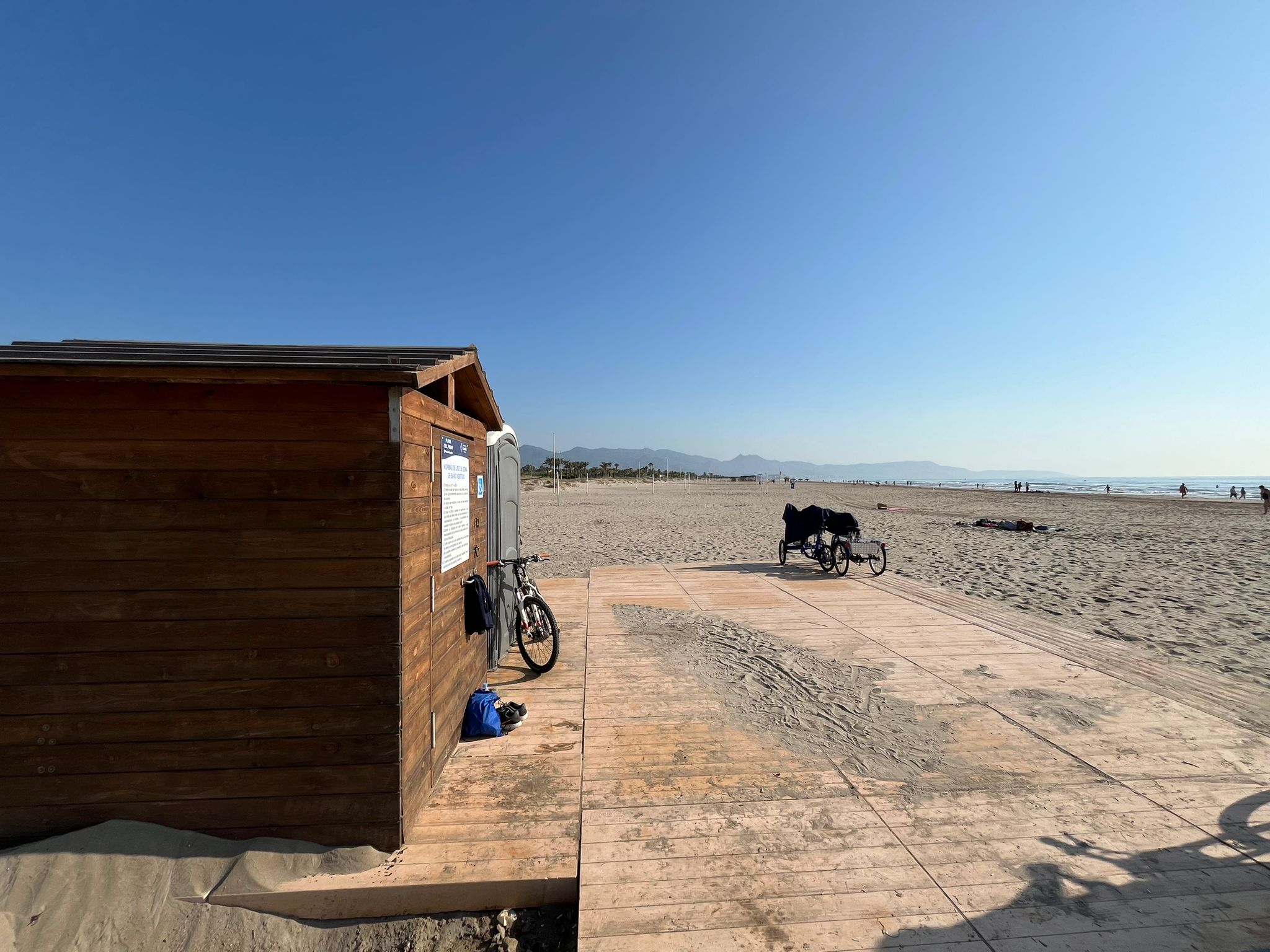 El PSPV pregunta a Carrasco per l’eliminació dels tendals que donen ombra en la passarel·la de la platja accessible de la zona del Planetari de Castelló