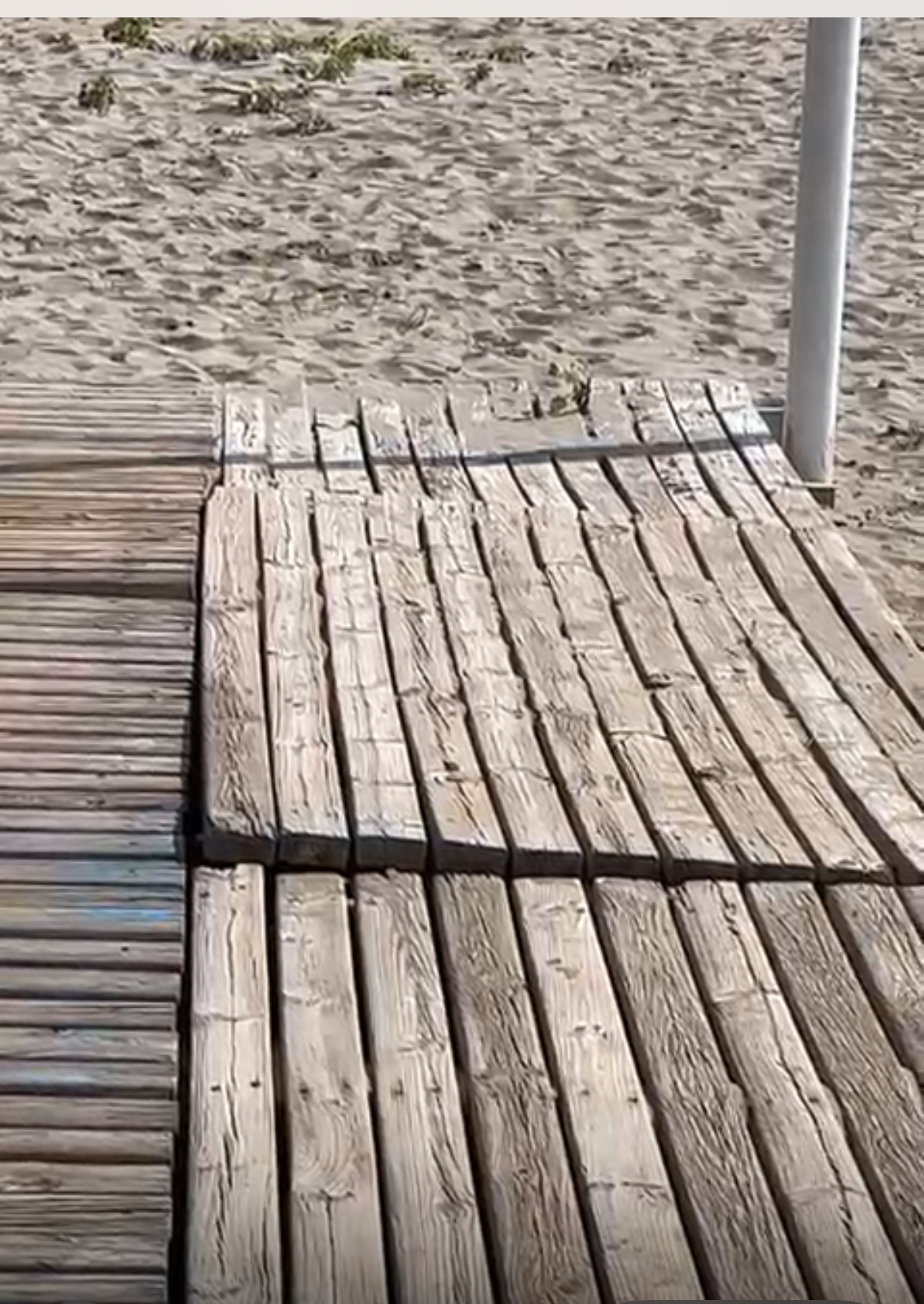 Passarel·les irregulars, banys i vestuaris tancats amb cadenats i absència de personal d’atenció al bany marquen les platges accessibles de Castelló