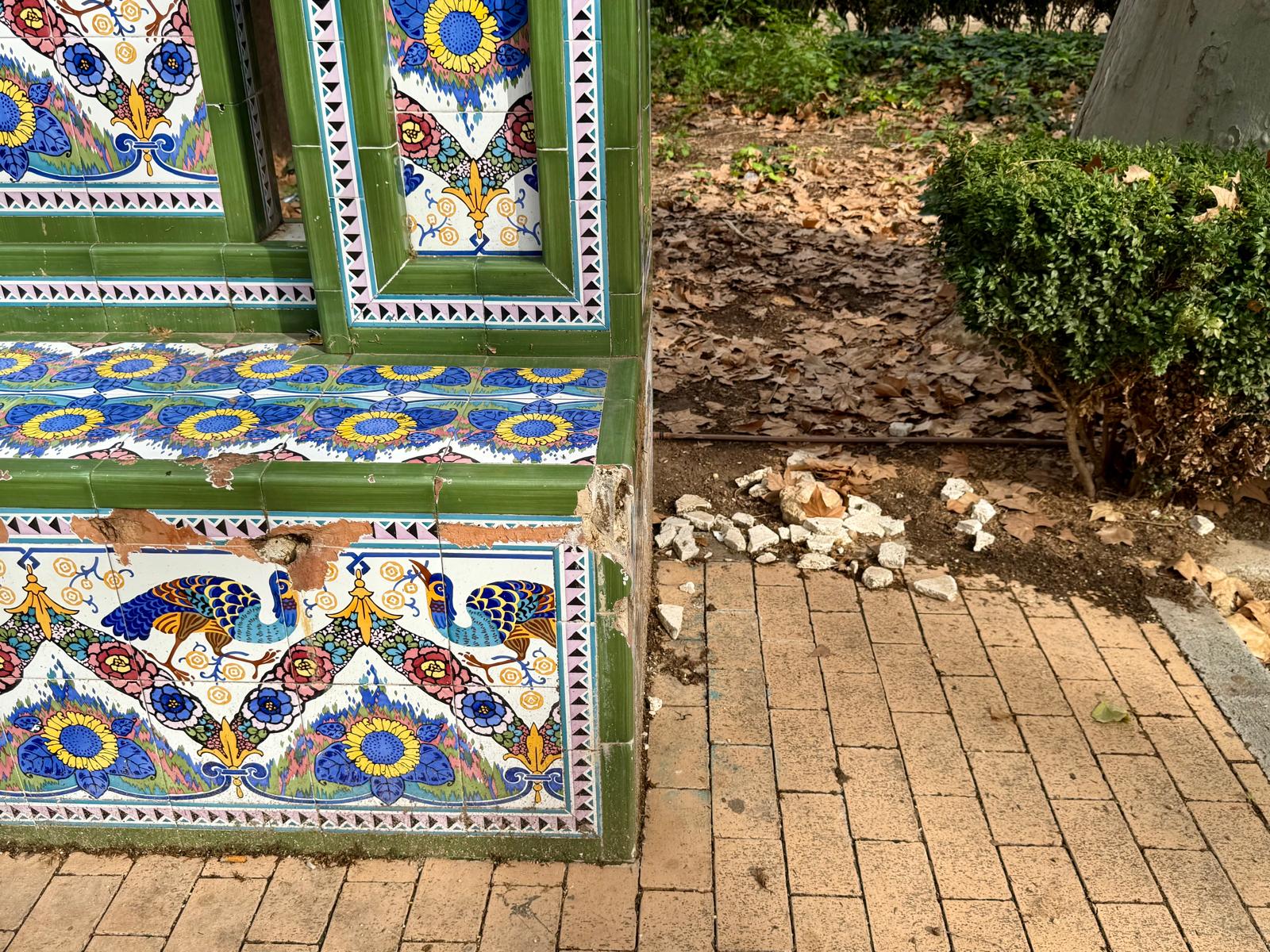 El PSPV denuncia l’abandó del Parc Ribalta de Castelló per part de Begoña Carrasco amb brutícia i taulells trencats en els bancs ceràmics