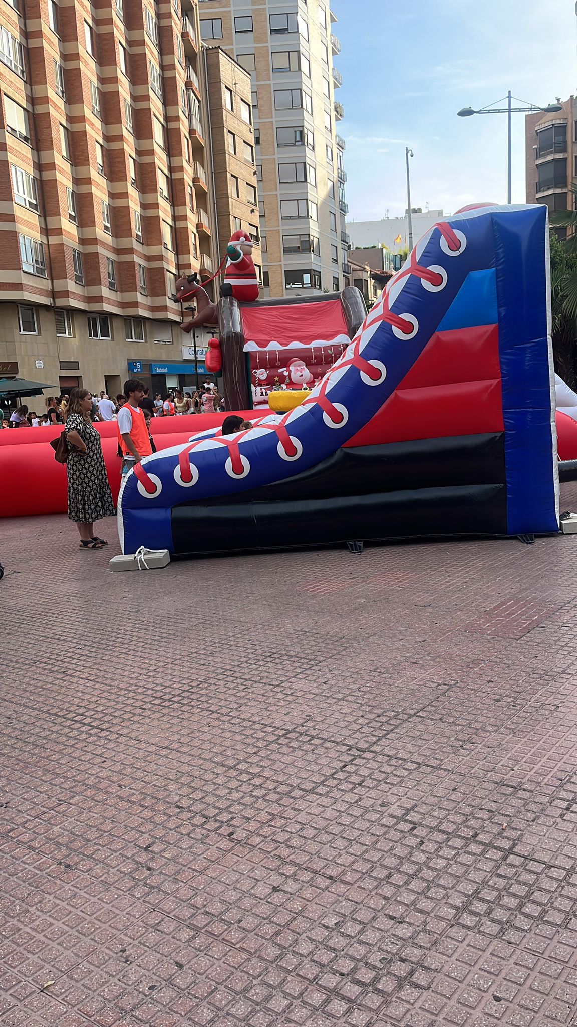 Un informe técnico confirma que Begoña Carrasco permitió en Castelló la apertura de los hinchables del Street Park con “peligro real” para los menores