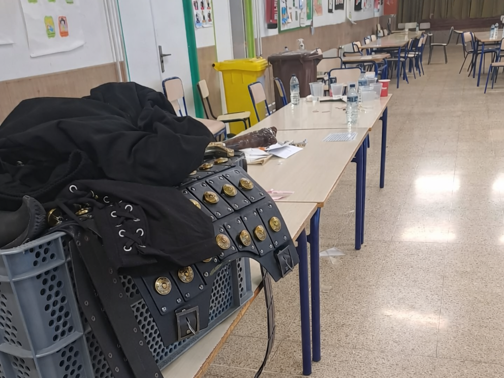 El gobierno de Carrasco utiliza sin pedir permiso el colegio Bisbe Climent para el desfile del sábado y deja el centro lleno de basura y heces de caballo