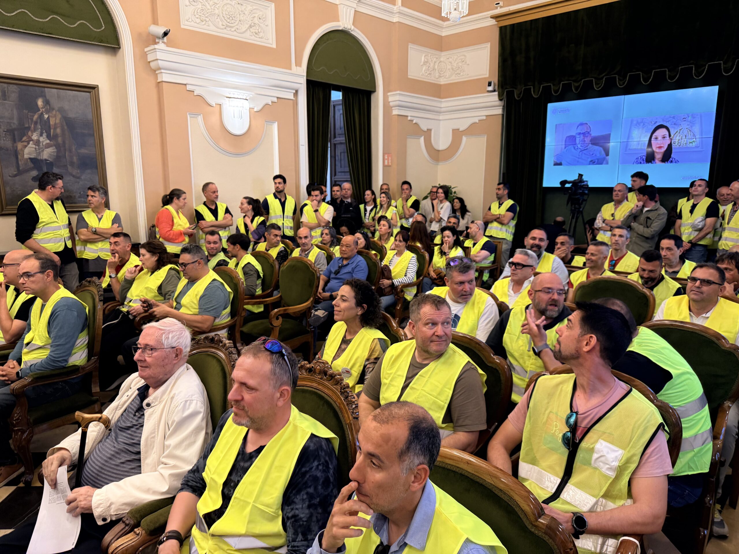 Prop d’un centenar de policies de Castelló exigeixen en el ple les millores laborals que Carrasco va prometre en campanya