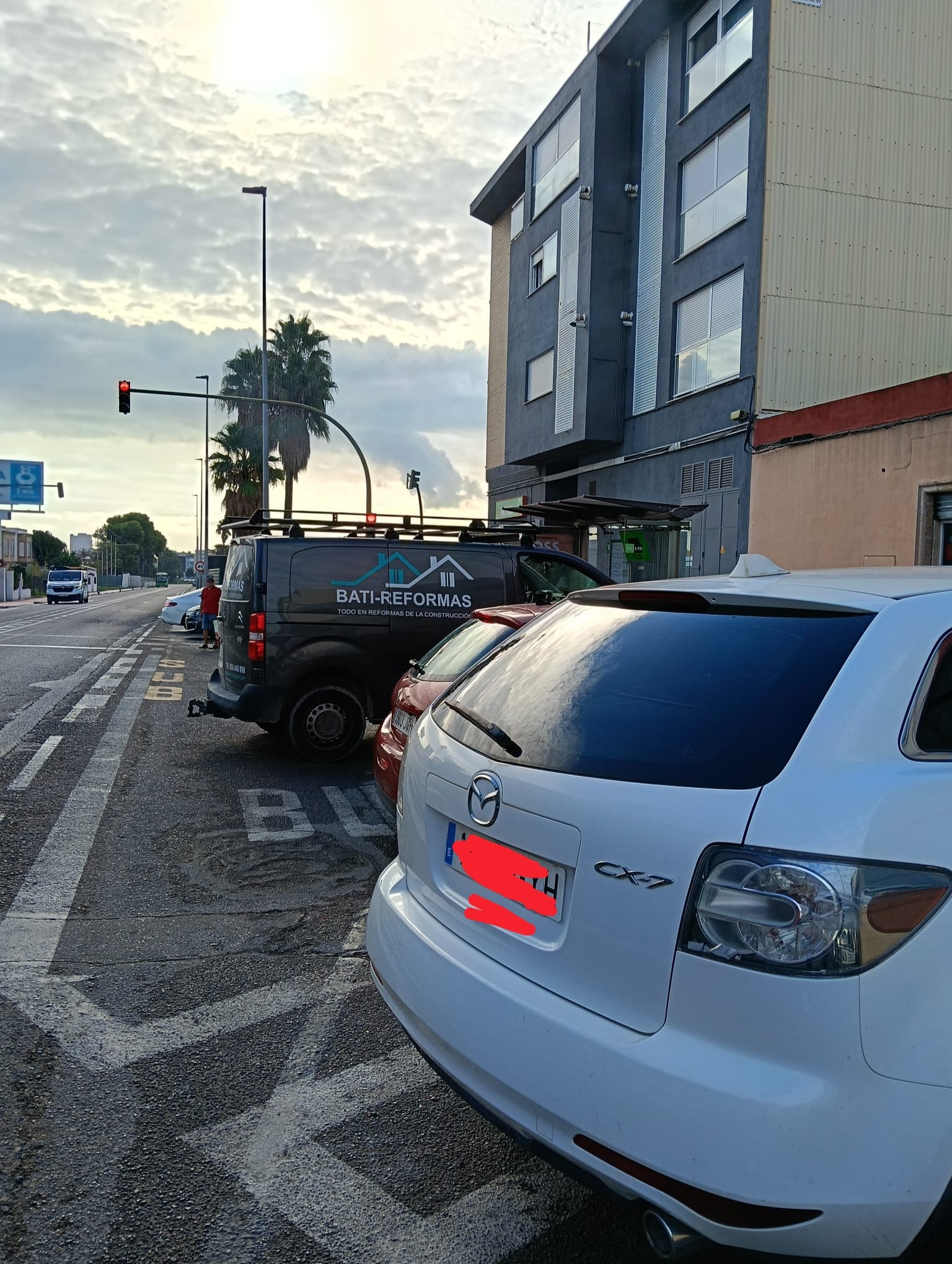 El PSPV de Castelló reclama una solució per a una de les parades d’autobús de l’avinguda l’Alcora, ocupada de manera constant per vehicles