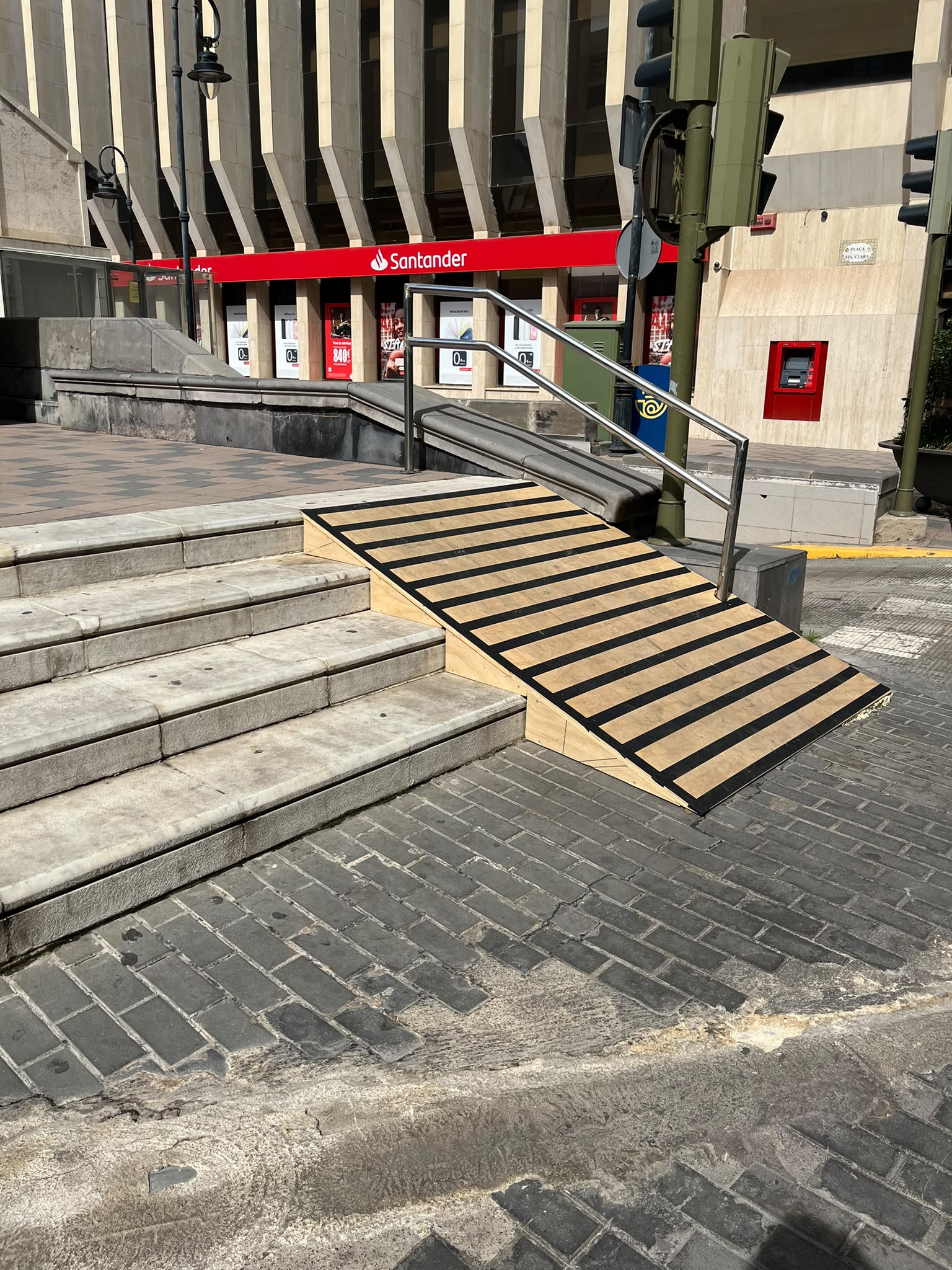 El PSPV qüestiona que la rampa instal·lada per Carrasco en la plaça Santa Clara per a accedir al mercat provisional complisca amb l’accessibilitat