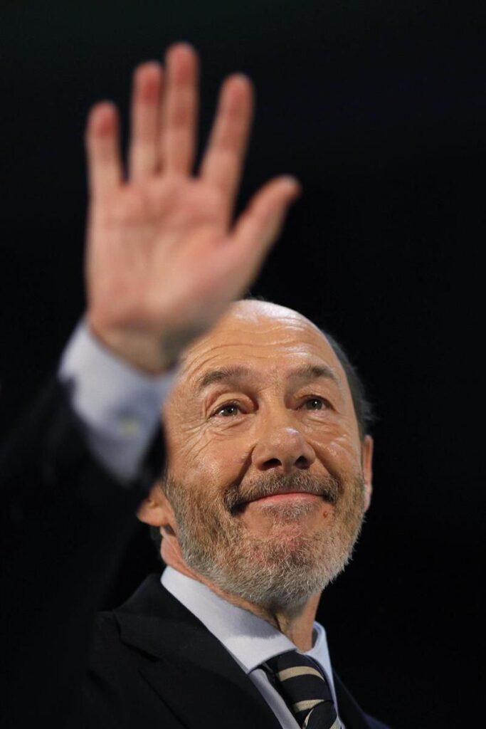Alfredo Pérez Rubalcaba saludando durante un acto político