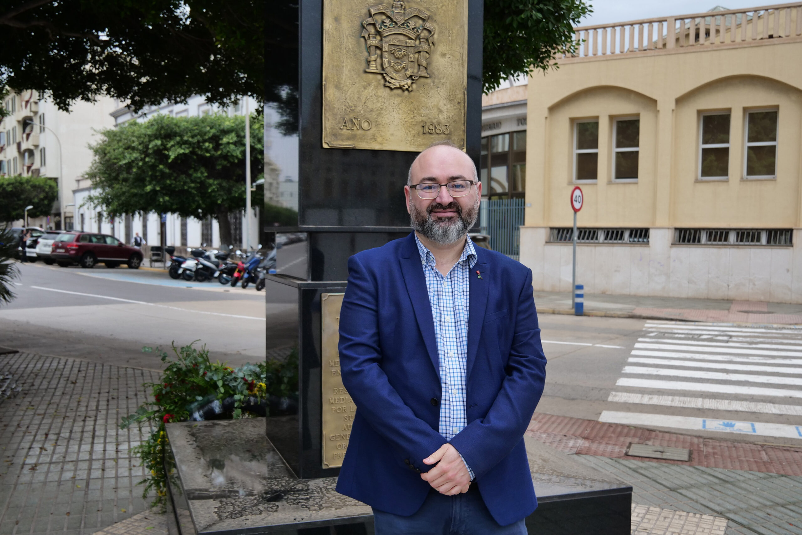 El PSOE exige la restitución de la placa del 25 aniversario del Estatuto de Autonomía en el monolito