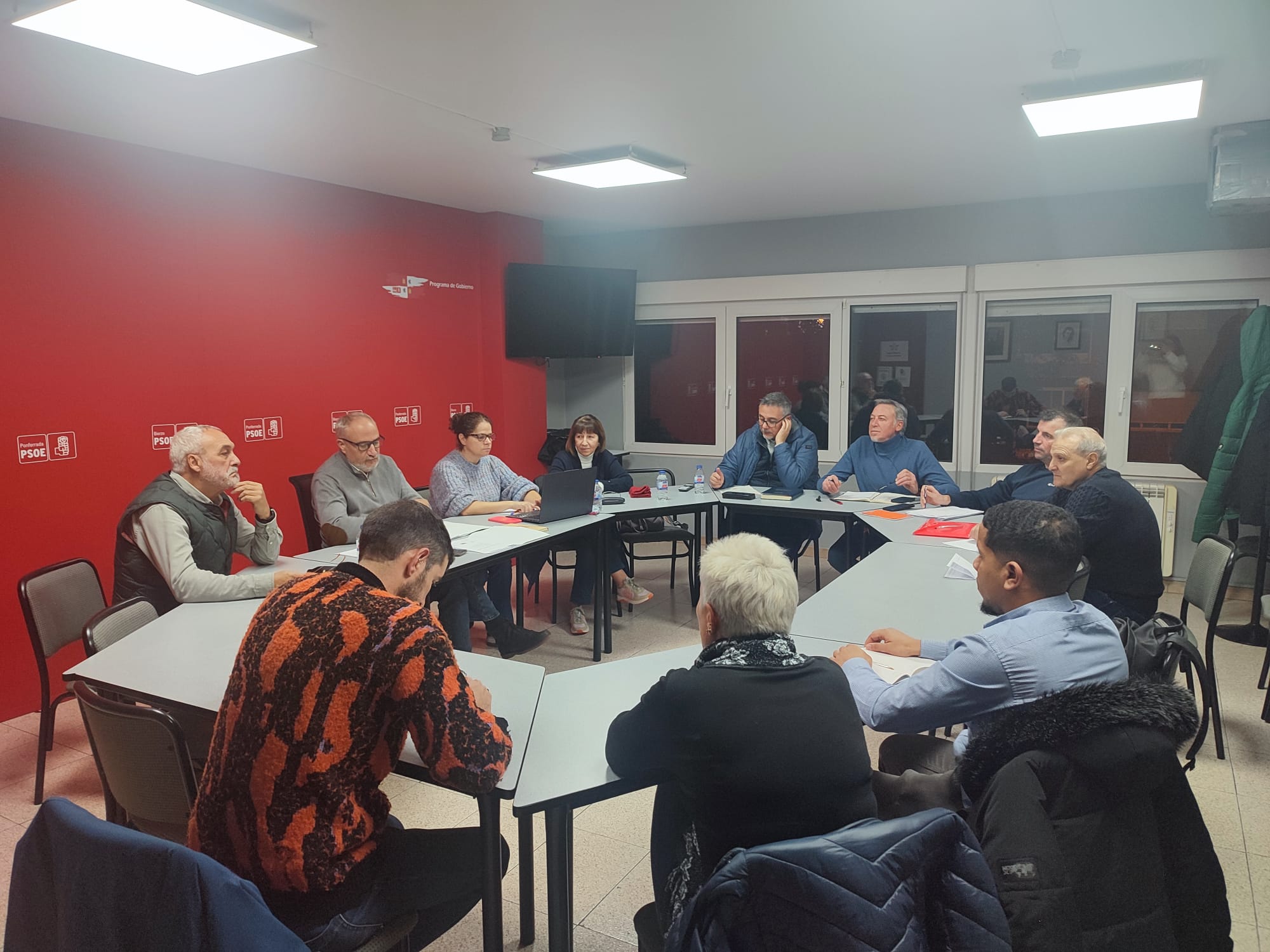 La Comisión Ejecutiva del PSOE de Ponferrada critica la estrategia de confrontación del alcalde en redes sociales sin ofrecer soluciones.