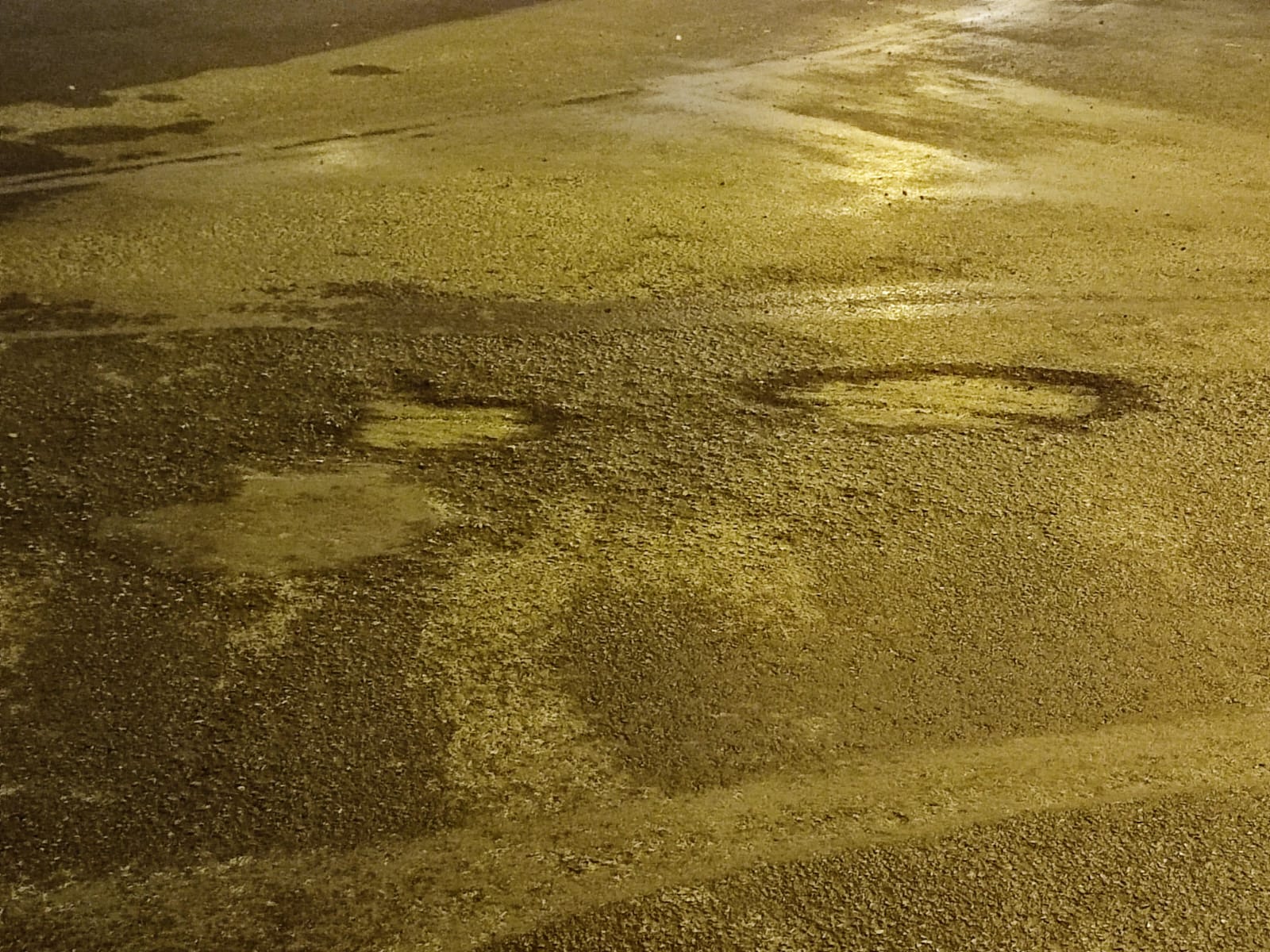 El PSOE denuncia la chapuza en el asfaltado de la rotonda de la avenida de la Libertad por falta de señalización y remates básicos