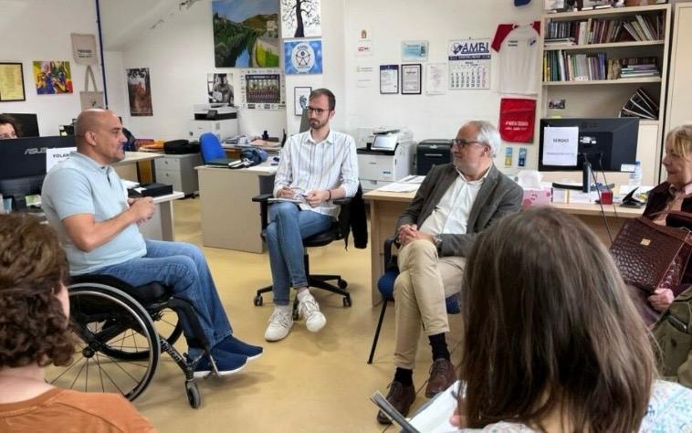El PSOE Ponferrada le otorga una solución al Ayuntamiento ante sus deficiencias de accesibilidad para personas con movilidad reducida en la nueva zona de ajedrez del parque de la Concordia
