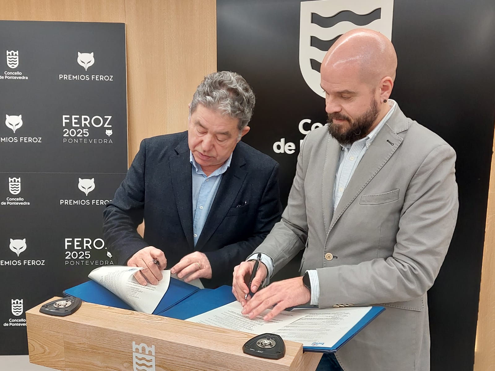 Iván Puentes celebra a sinatura do convenio para a renovación da herba artificial dos campos do Manolo Barreiro: «Os votos do PSOE fan posible que os compromisos adquiridos, neste caso cos clubs deportivos de Pontevedra, se poidan facer realidade»