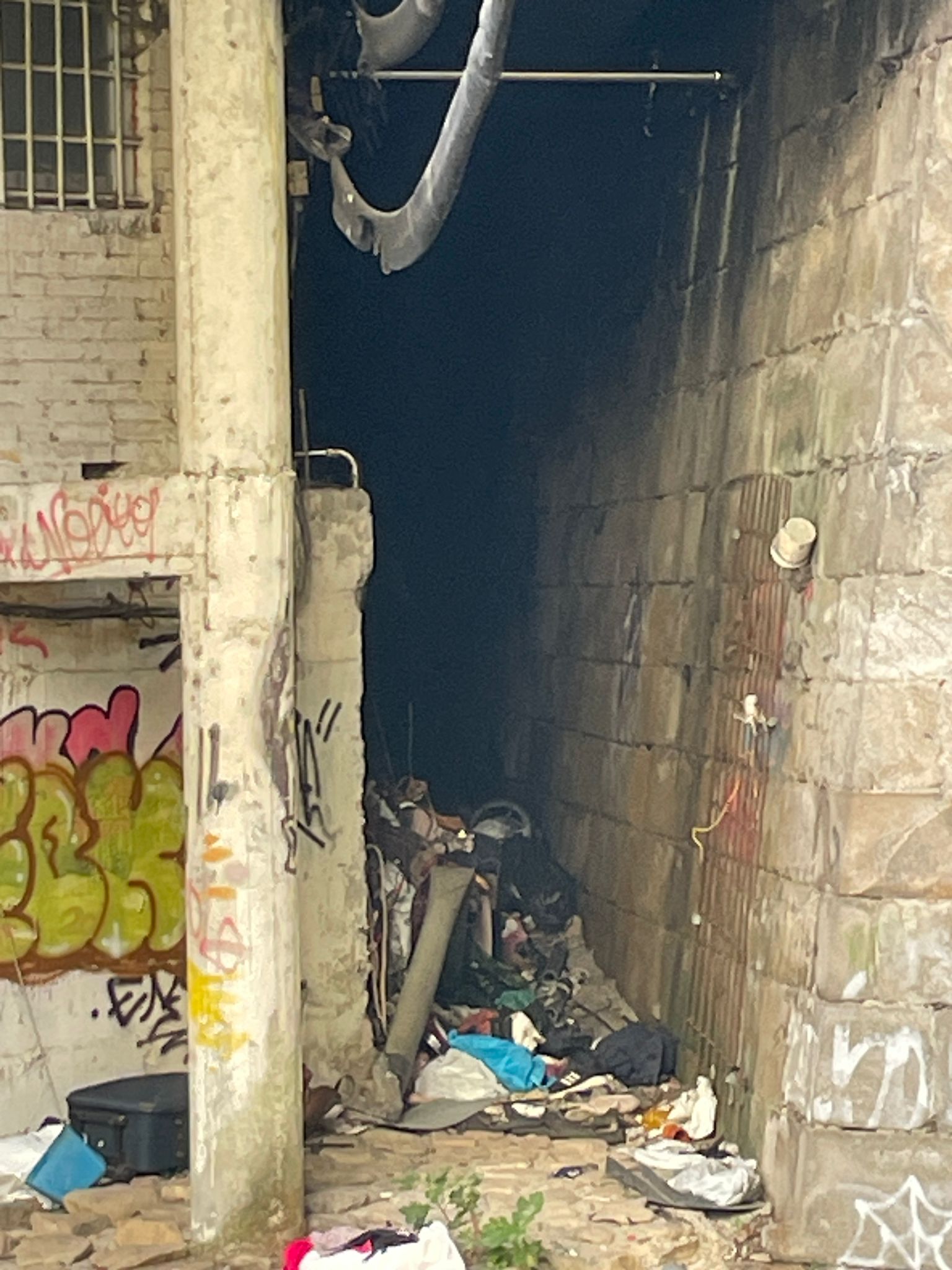 O PSOE alerta dos «preocupantes focos de insalubridade» xerados no treito do Gafos que discorre por Rosalía de Castro: os túneles existentes baixo a ponte acumulan montañas de lixo e entullos