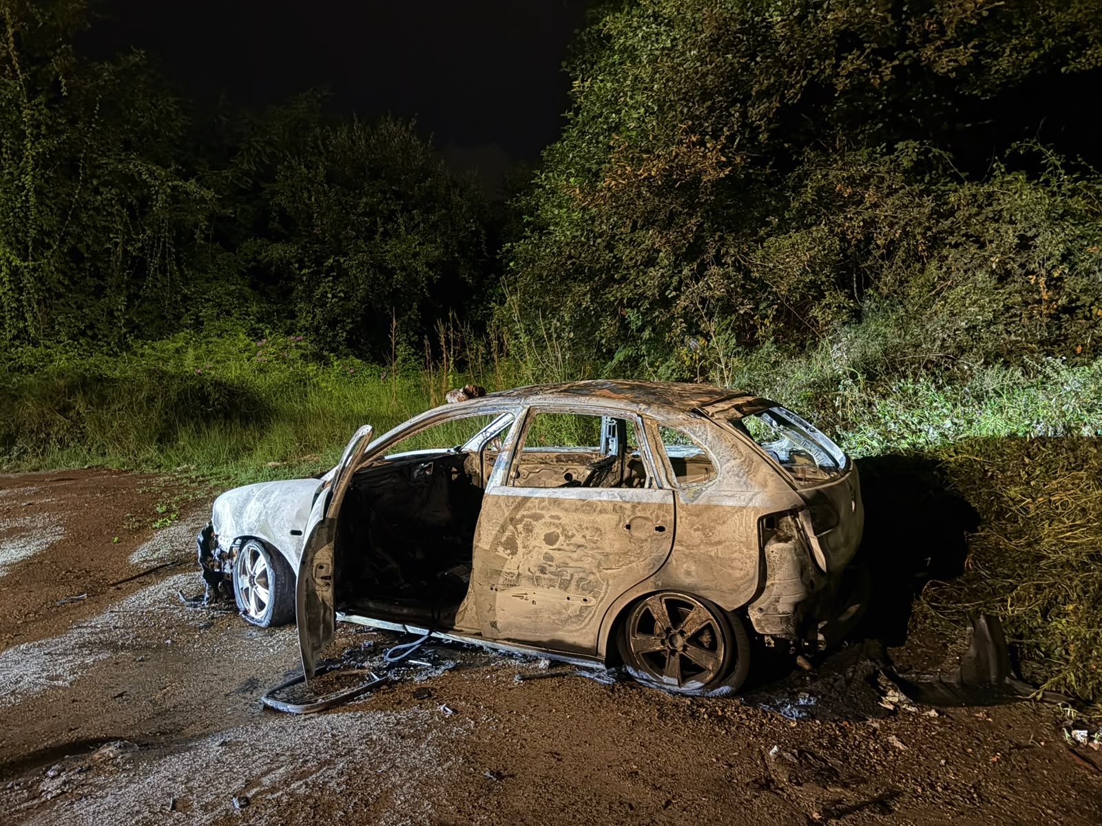Iván Puentes alerta da proliferación de ‘cemiterios’ de coches abandonados en diversas zonas de Pontevedra e insta ao Goberno Local a retomar con urxencia o servizo de retirada e desguace de vehículos das vías públicas: «O incendio do Seat Ibiza de Mollavao amosa que son bombas de reloxería»