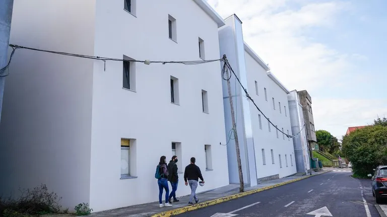 El PSOE de Rianxo exige que se rehabiliten los bajos de las viviendas de los maestros