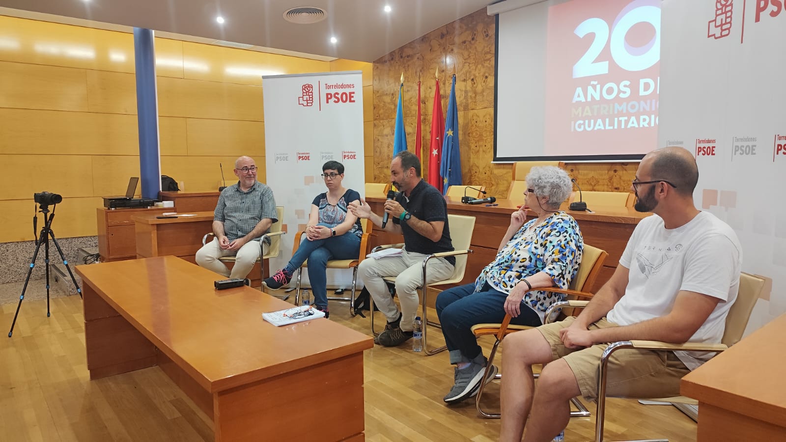 El PSOE conmemoró el veinte aniversario del matrimonio igualitario con un coloquio intergeneracional