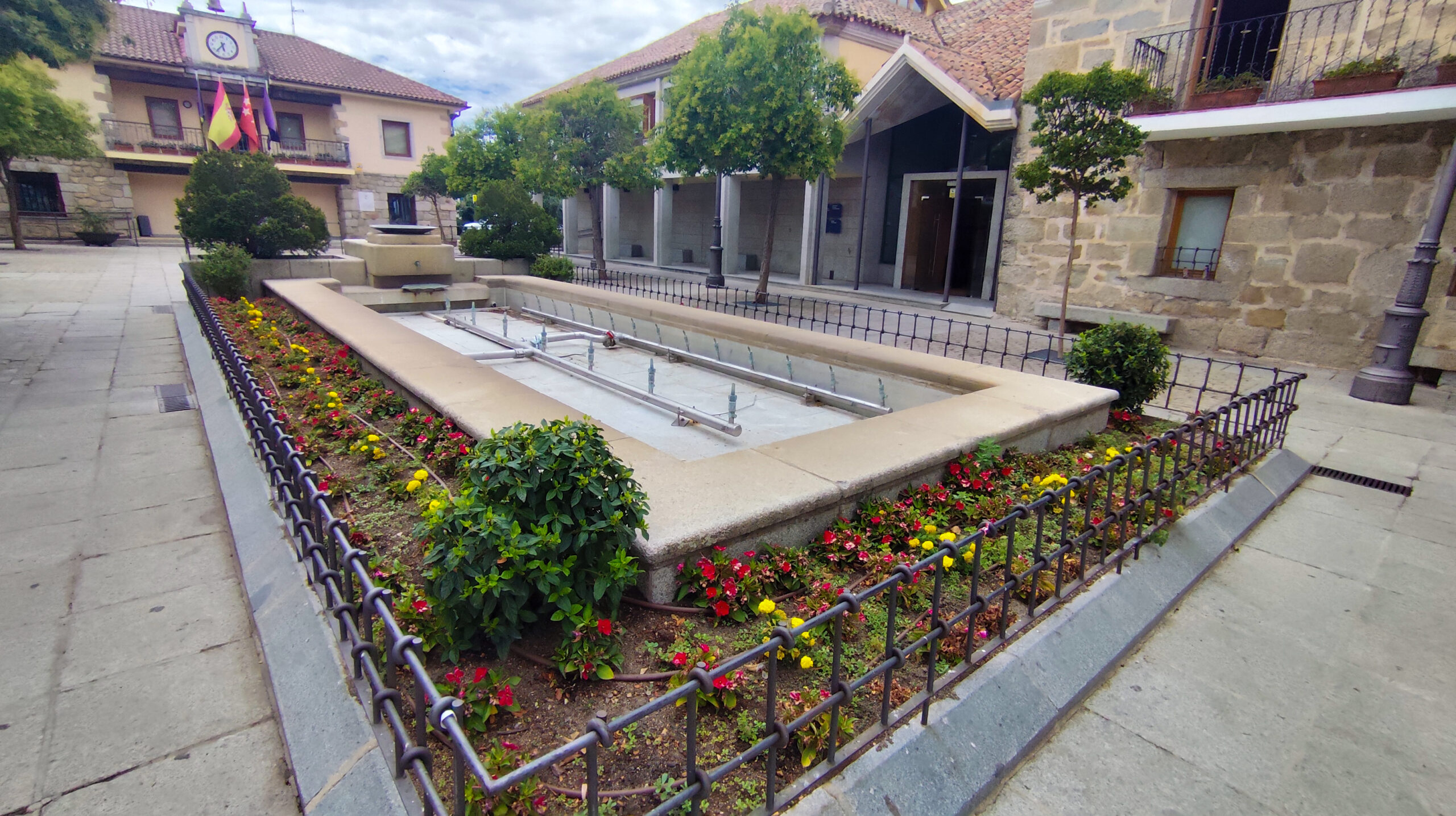 La fuente de la Plaza de la Constitución lleva semanas sin funcionar
